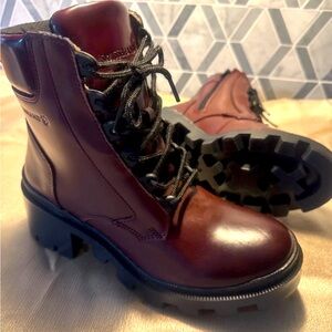 Ankle boots Burdeos color. 100% Leather. hand painted. Swiss brand size 7.